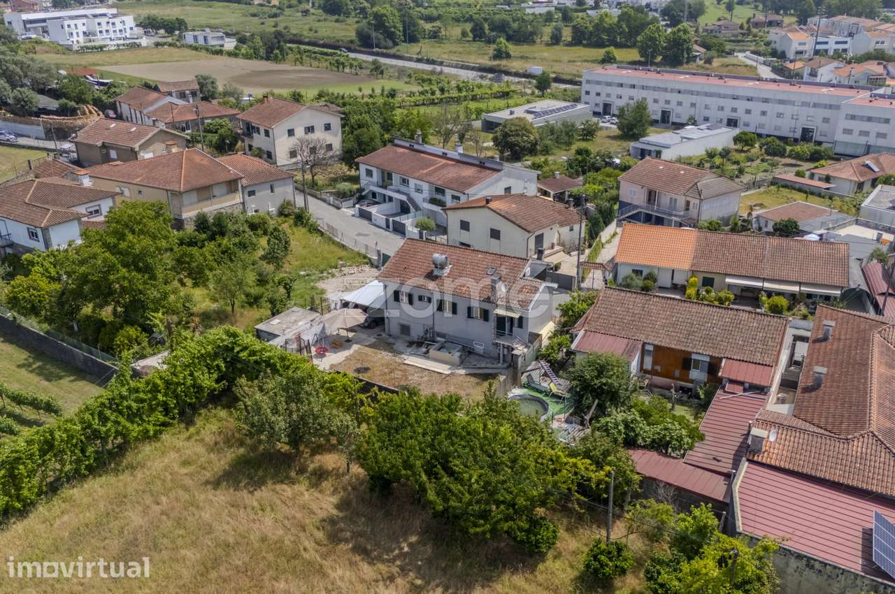 Moradia Bi-Familiar T2+T3 com Jardim em São Pedro de Este - Grande imagem: 3/47