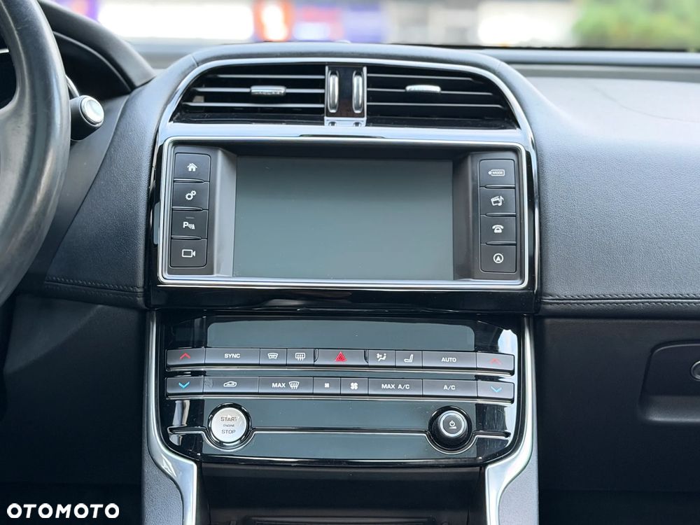 Jaguar XE 2.0 D Portfolio - 28
