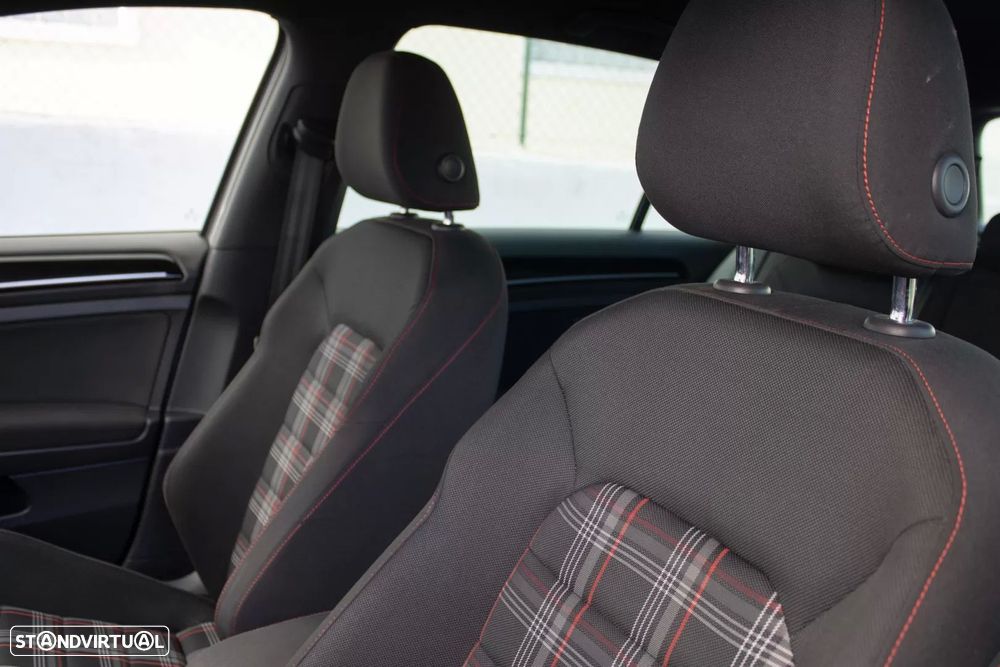 VW Golf 2.0 TSi GTi DSG - 38