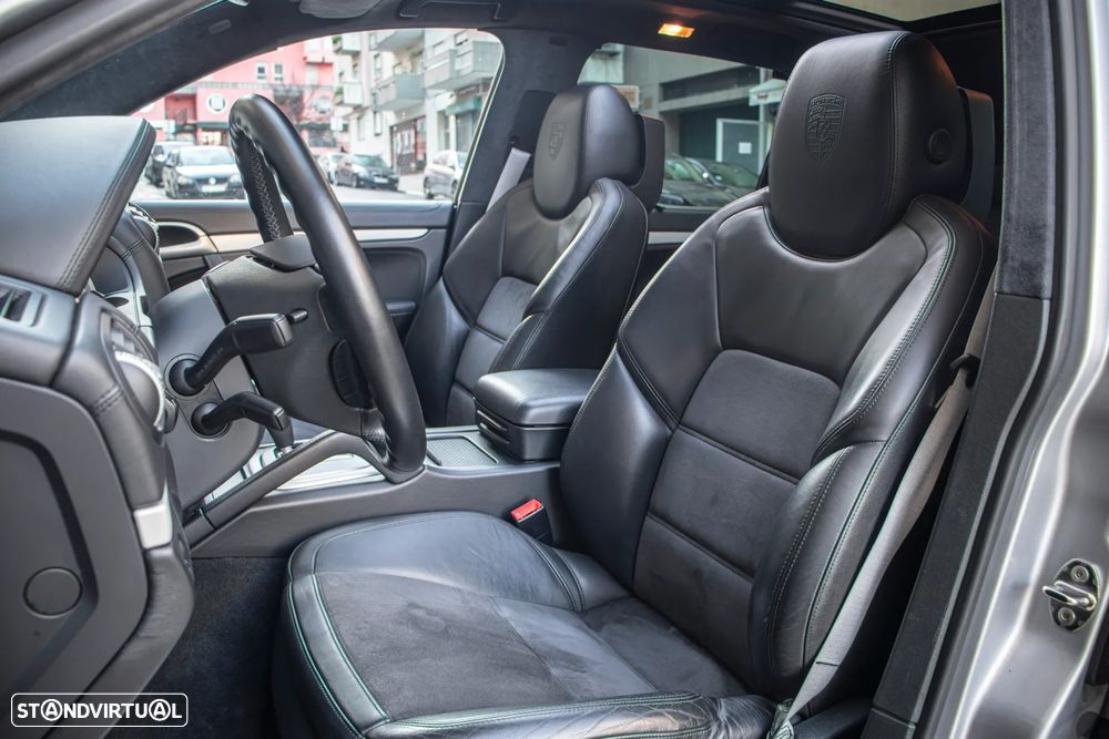 Porsche Cayenne Turbo S - 13