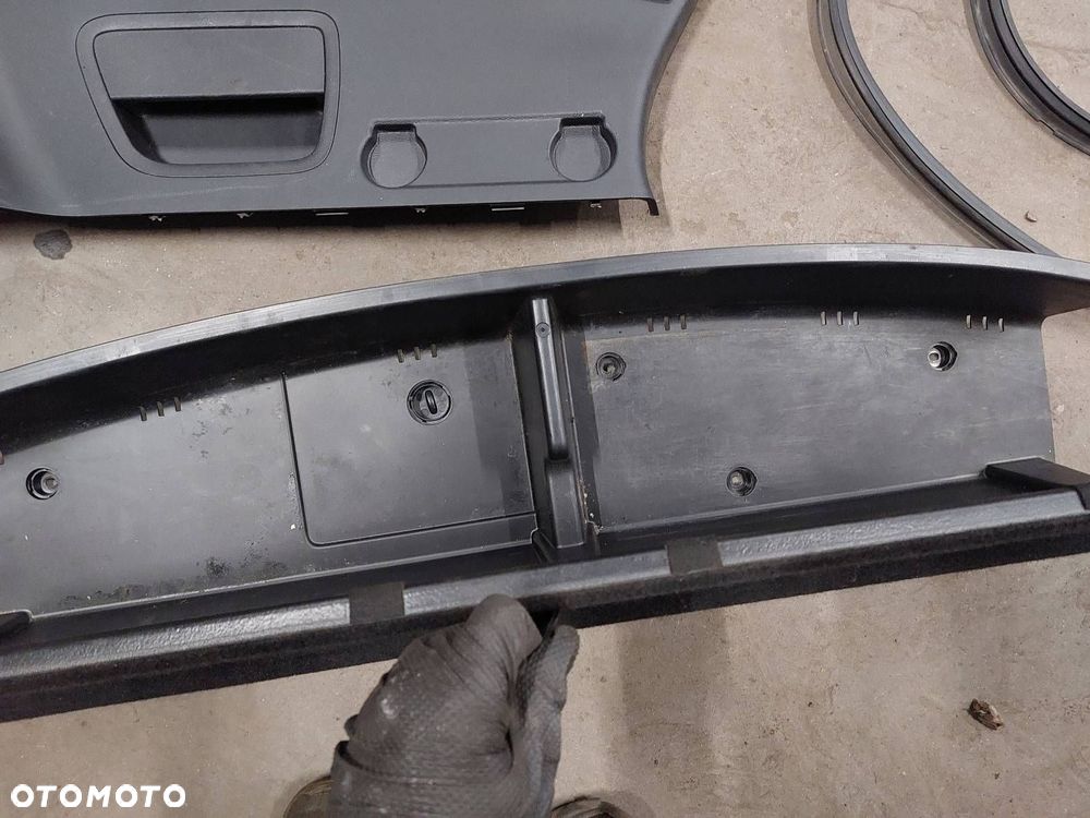 WNĘTRZE BAGAŻNIKA BOCZKI PLASTIKI WYKŁADZINA KIA CARENS IV LIFT - 8