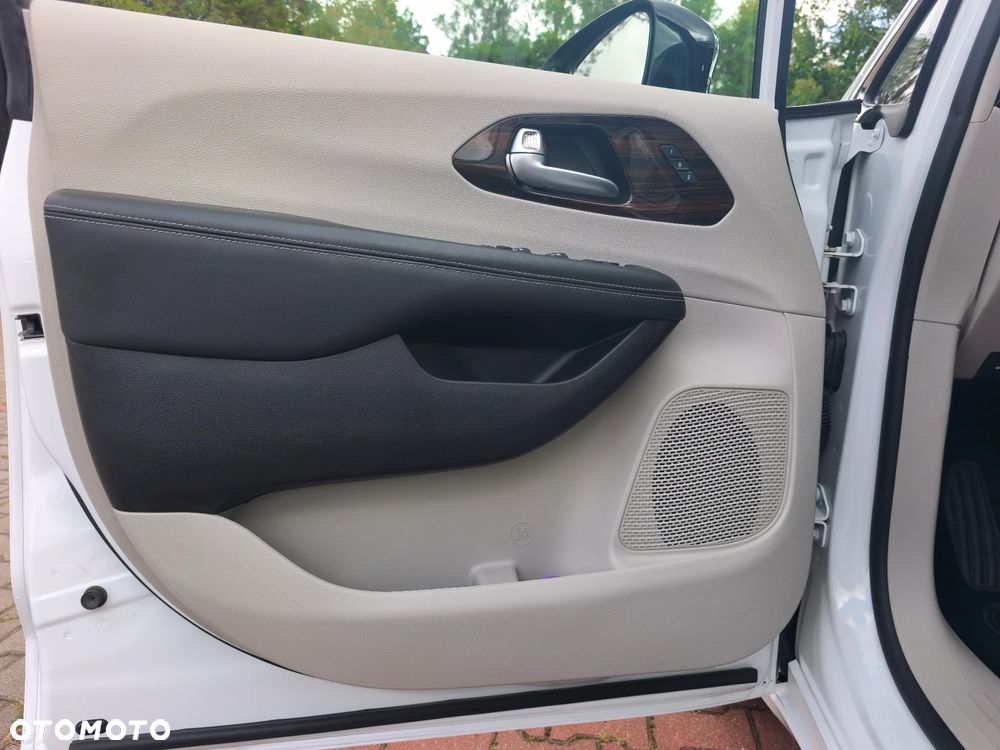 Chrysler Pacifica - 29