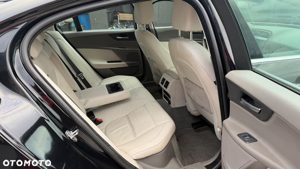 Jaguar XE 2.0 T Prestige - 13