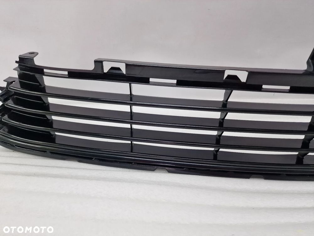 TOYOTA AURIS II LIFT 15- KRATKA ŚRODKOWA ZDERZAKA PRZEDNIEGO PRZÓD , NR 53112-02670 / 53112-02680 , NR AUKCJI KR305 - 3