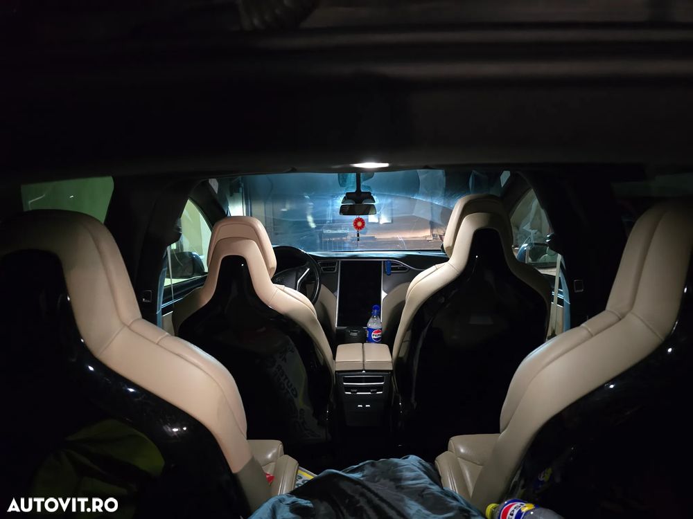 Tesla Model X - 8