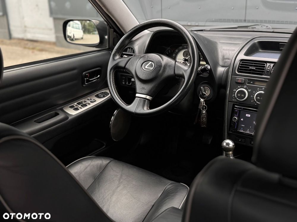 Lexus IS 200 - 16
