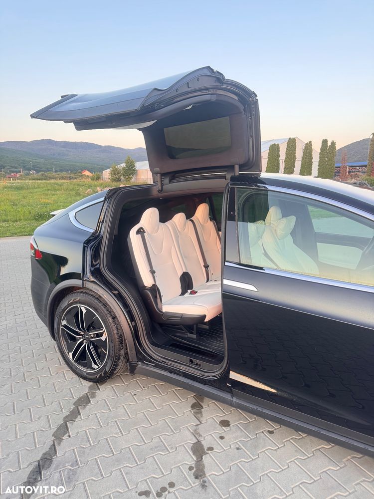 Tesla Model X - 31
