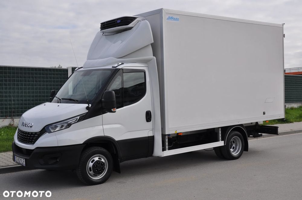 Iveco DAILY AUTOMAT CHŁODNIA MROŹNIA IZOTERMA CARRIER HI-MATIC NA BLIŹNIAKU KRAJOWE BEZWYPADKOWE ZASILANIE ZEWNETRZNE 230 V - 35