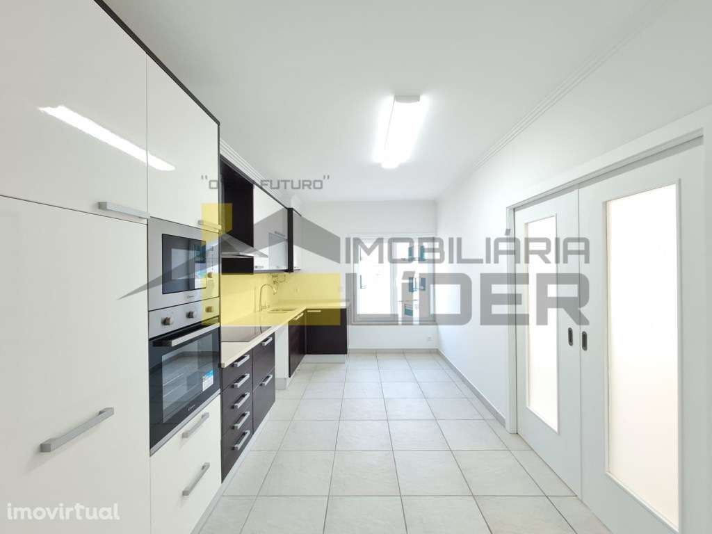 Moradia com 3 pisos T4 no centro da Ericeira Próximo as praias - Grande imagem: 2/32