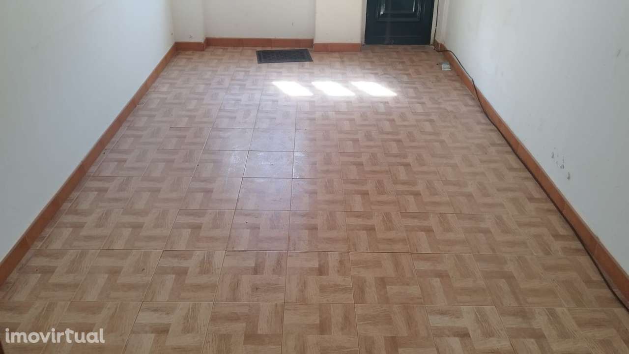 Andar de Moradia T2 com Pátio Privativo a 40 min de Lisboa. - Grande imagem: 2/16