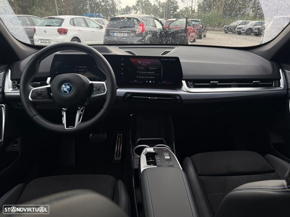 BMW iX1 eDrive20 Pack Desportivo M - 6
