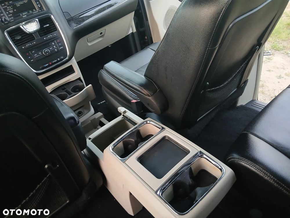 Chrysler Town & Country 3.6 Limited - 13