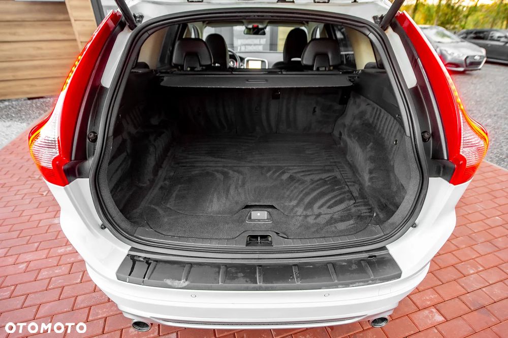 Volvo XC 60 2.4D AWD R-Design - 14