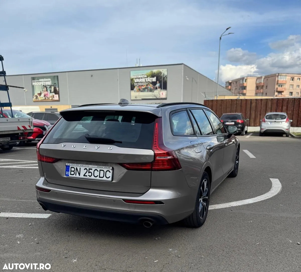 Volvo V60 B3 B DKG Momentum - 11