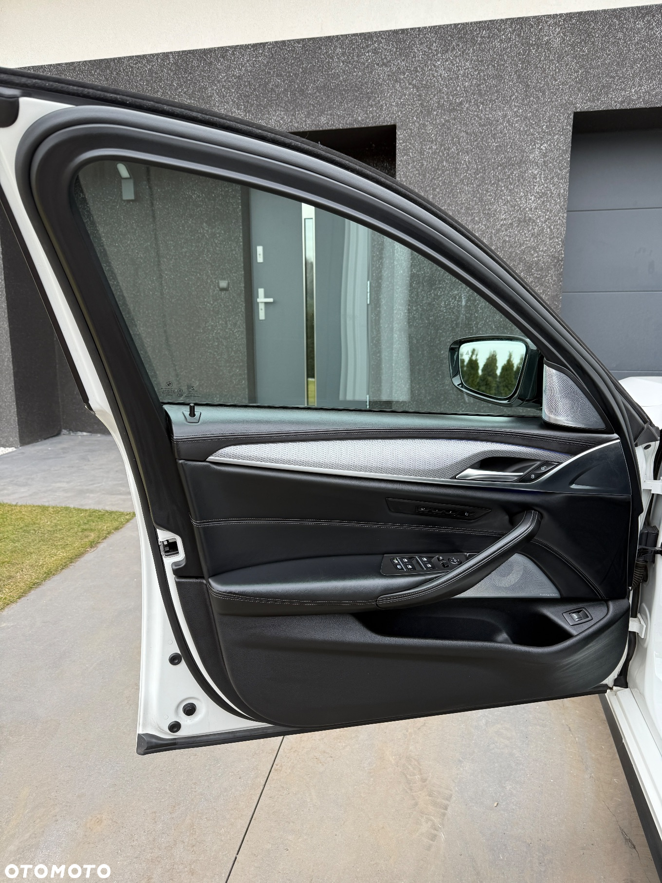 BMW Seria 5 M550i xDrive sport - 22