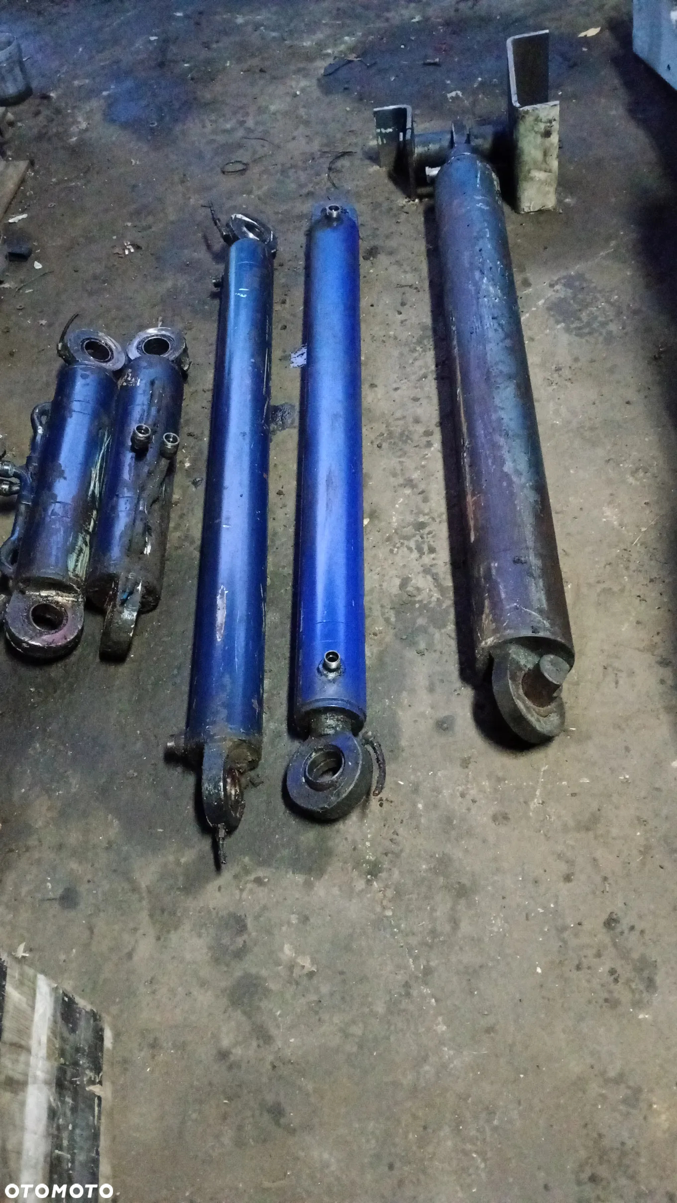 FV. Siłownik  Hydrauliczny dwustronnego działania Obudowa fi 120 mm Tłok fi 60 mm Rozłożony 105 cm Złożony 67 cm Skok 38 cm  MOCNY - 5