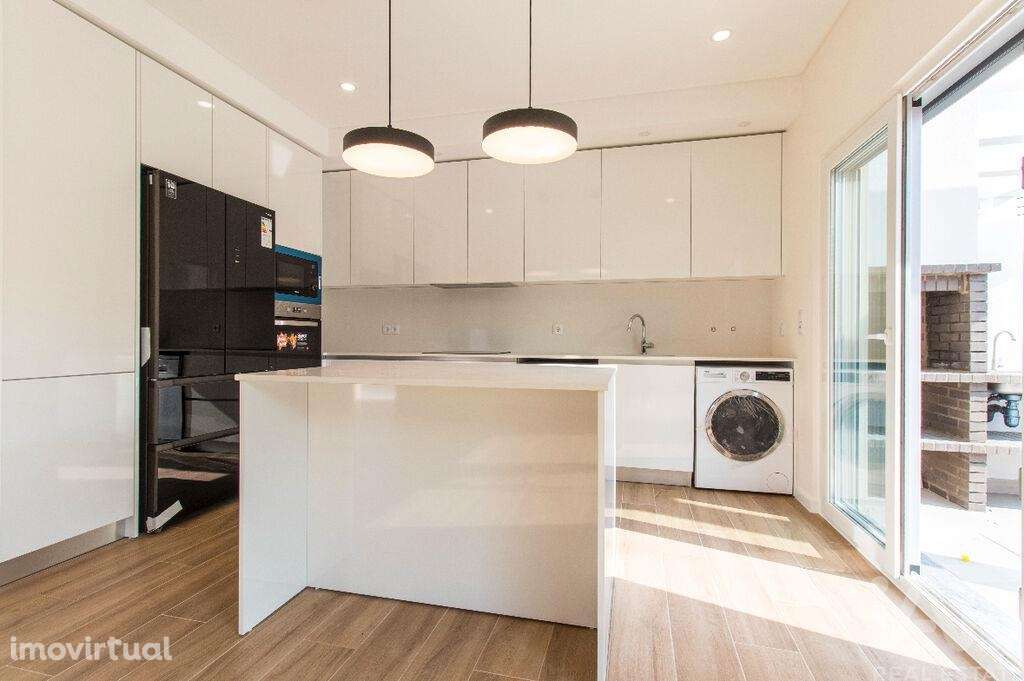 Casa / Villa T3 em Fernão Ferro de 140,00 m2 - Grande imagem: 2/10