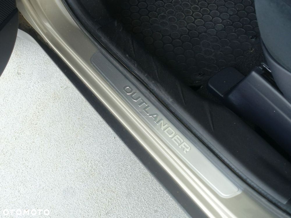Mitsubishi Outlander 2.4 4WD Inform - 14