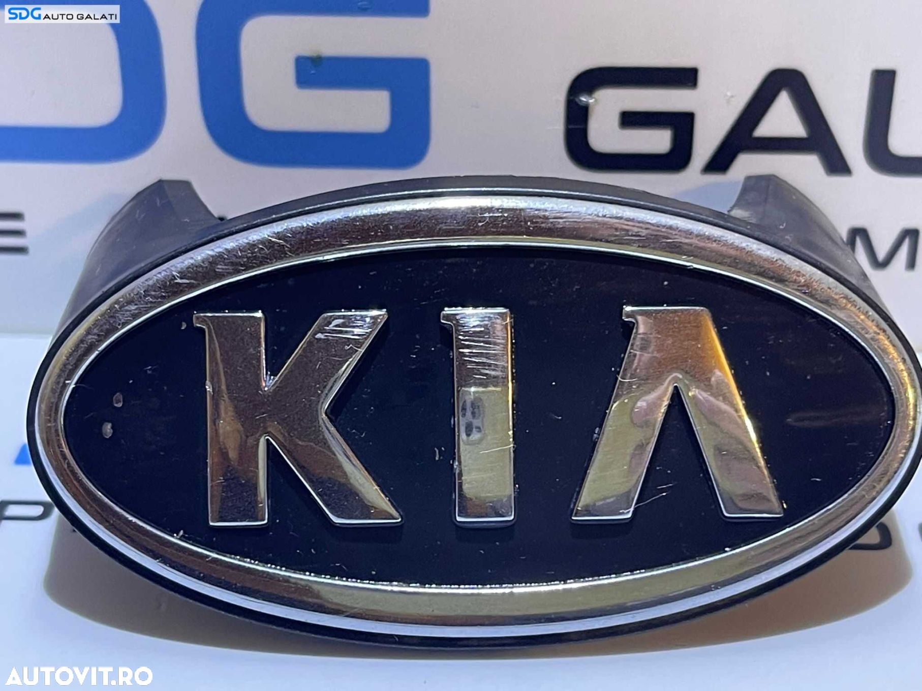 Sigla Emblema de pe Bara Spoiler Fata Kia Cerato 2003 - 2008 - 1