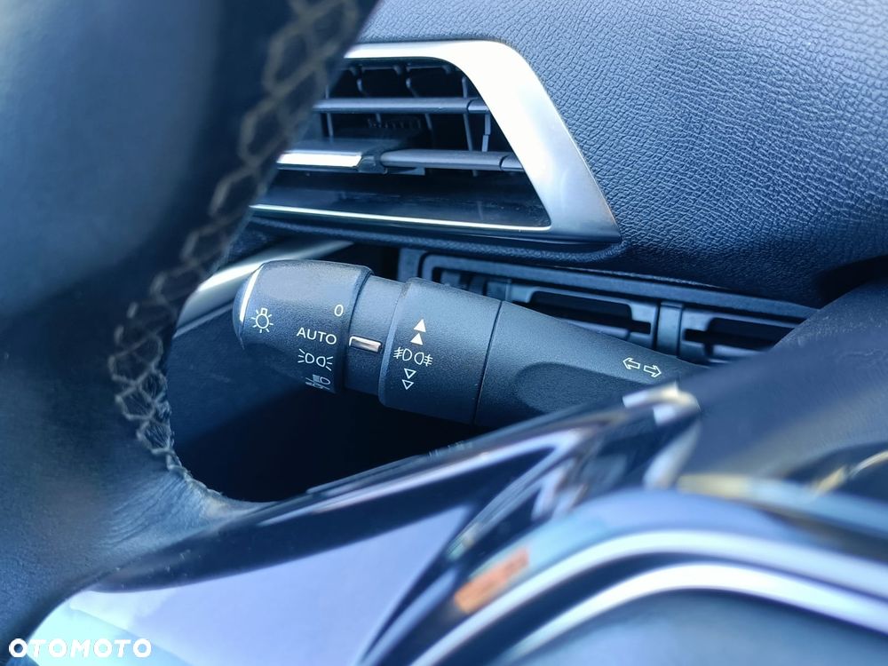 Peugeot 3008 1.2 PureTech Allure - 24