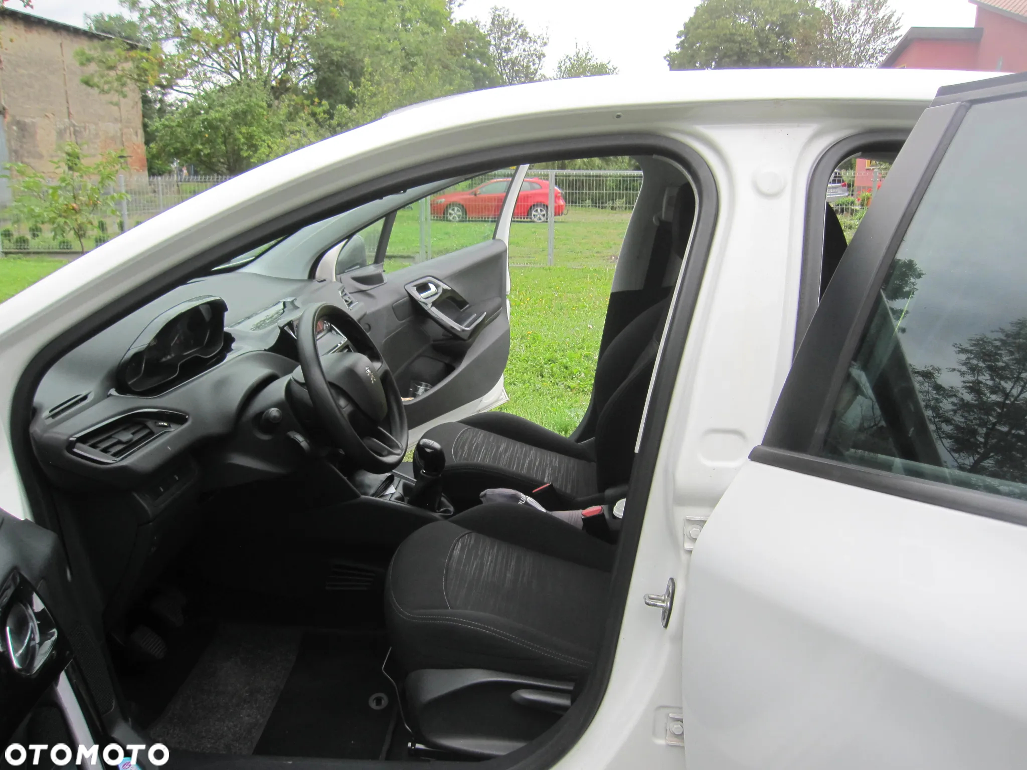 Peugeot 208 1.6 BlueHDi Allure S&S - 9