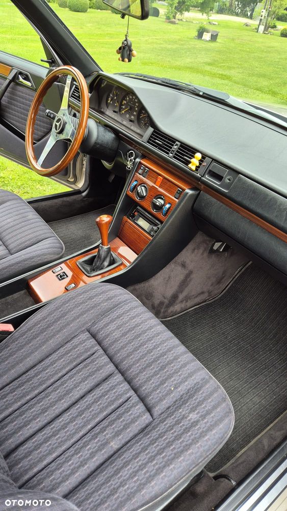 Mercedes-Benz W124 (1984-1993) ver-300-gd - 10