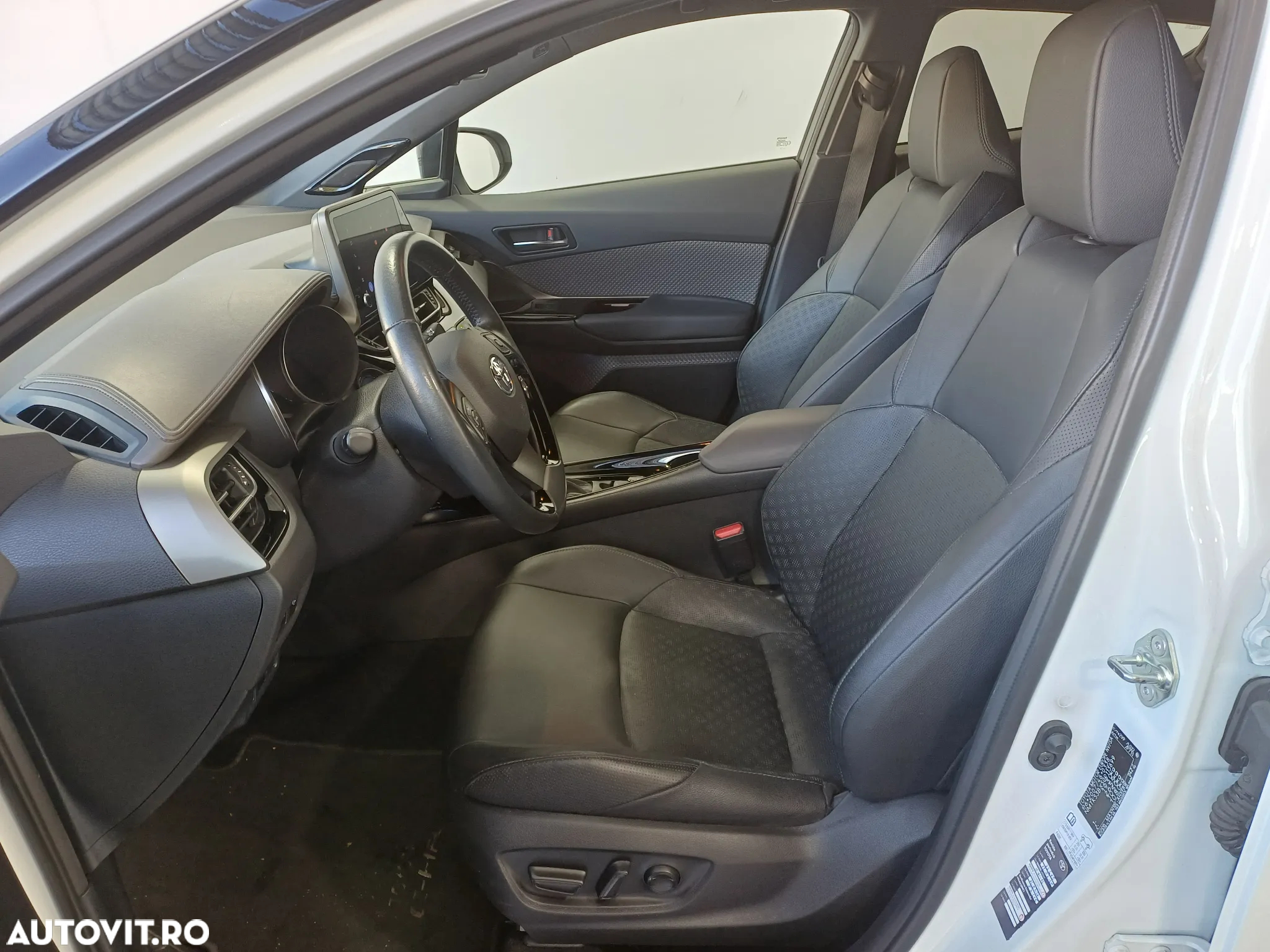 Toyota C-HR 2.0 HSD 184 CP 4x2 CVT Classy Bi-Tone - 6