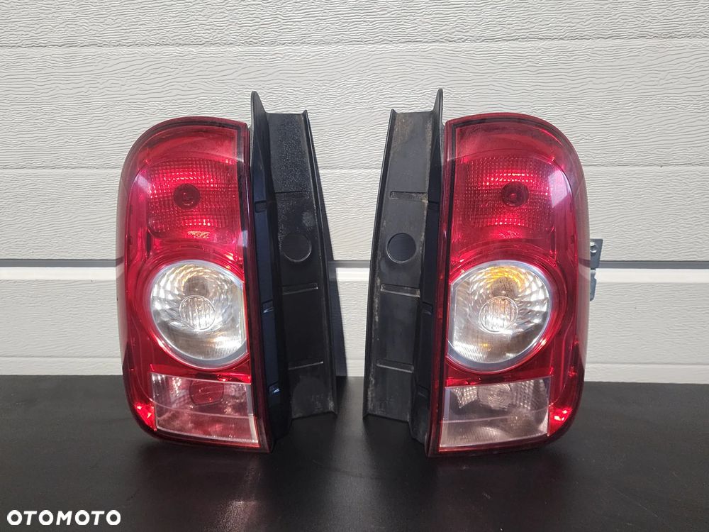 Dacia Duster 1 I lampa tył lewa / prawa kompletna - 1