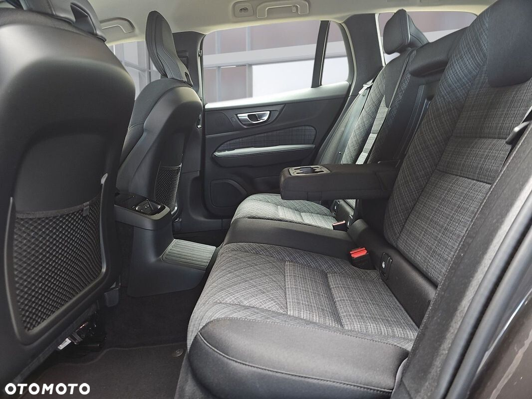 Volvo V60 T6 AWD Plug-In Hybrid Ultra Dark - 21