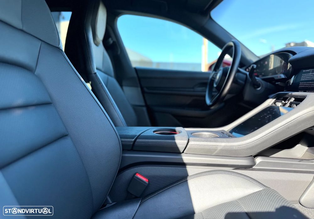 Porsche Taycan Cross Turismo 4 - 28