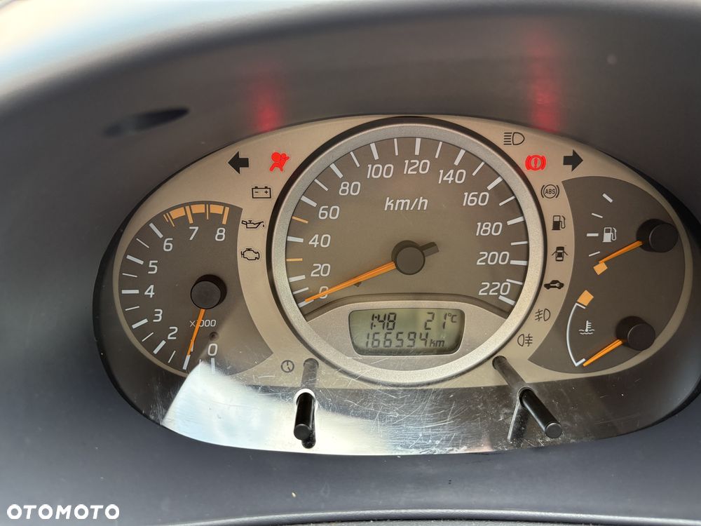 Nissan Almera Tino - 8