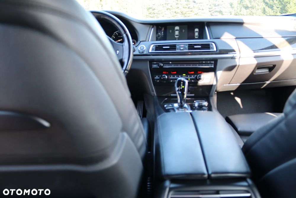 BMW Seria 7 750i - 31