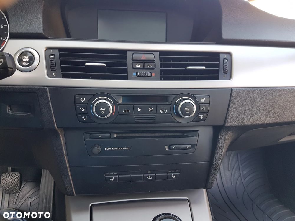 BMW Seria 3 325xi Touring - 21