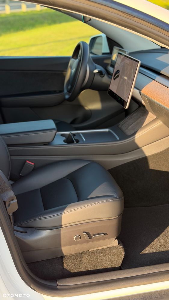 Tesla Model Y Long Range AWD - 18