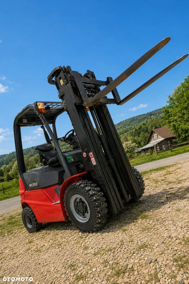 Manitou MI25D Wózek Widłowy 2,5 tony. Posuw Hydrauliczny. Maszt triplex. Wolny skok! Wysokość Podnoszenia 5 metrów. Jak nowy z Salonu. Pochodzi z Norweskiego Gospodarstwa! Aktualne przeglądy DEKRA i serwisy! Opony jak Nowe. Silnik Yanmar. Małe gabarety bardzo zwrotna maszyna! Zero luzów wycieków i zniszczeń. OKAZJA. Pełny ORYGINAŁ! Rok Prod. 2014. Niski przebieg 3300mtg - 7