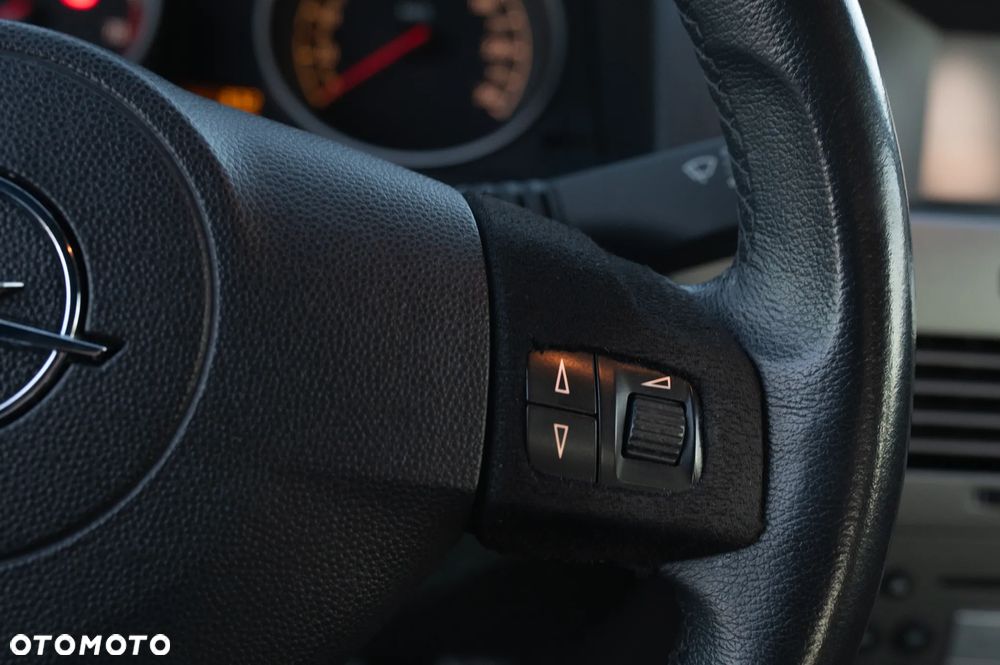 Opel Astra III GTC 1.6 Enjoy - 25