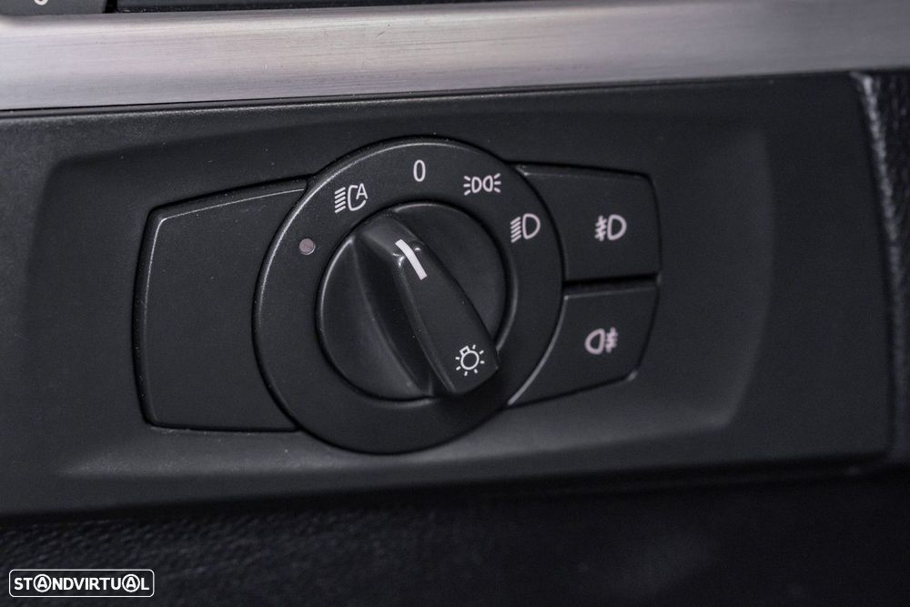 BMW 320 d DPF Touring Aut. Edition Fleet Sport - 22