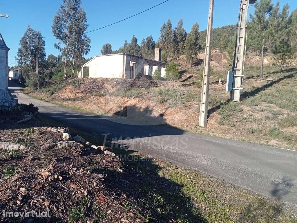 Antiga escola no Vale Velido para restaurar e renovar - Grande imagem: 2/13