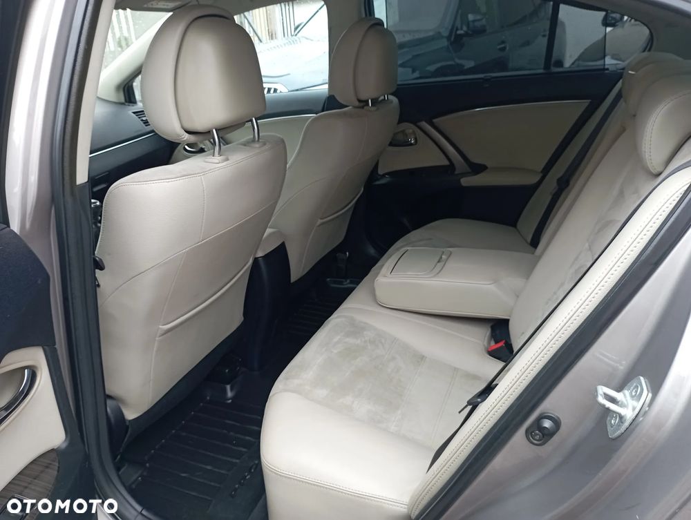 Toyota Avensis 1.8 Premium - 11