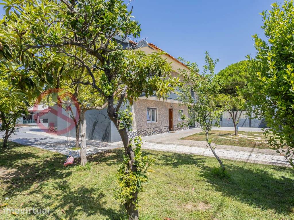 Moradia Isolada T6 em Fernão Ferro com Lote de 1.025 m² e Espaço, P... - Grande imagem: 4/52