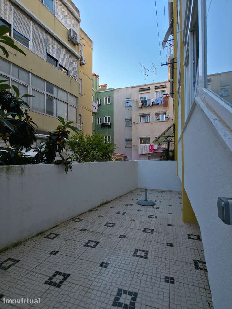 T2 totalmente remodelado com logradouro privado e churrasqueira - Grande imagem: 3/26