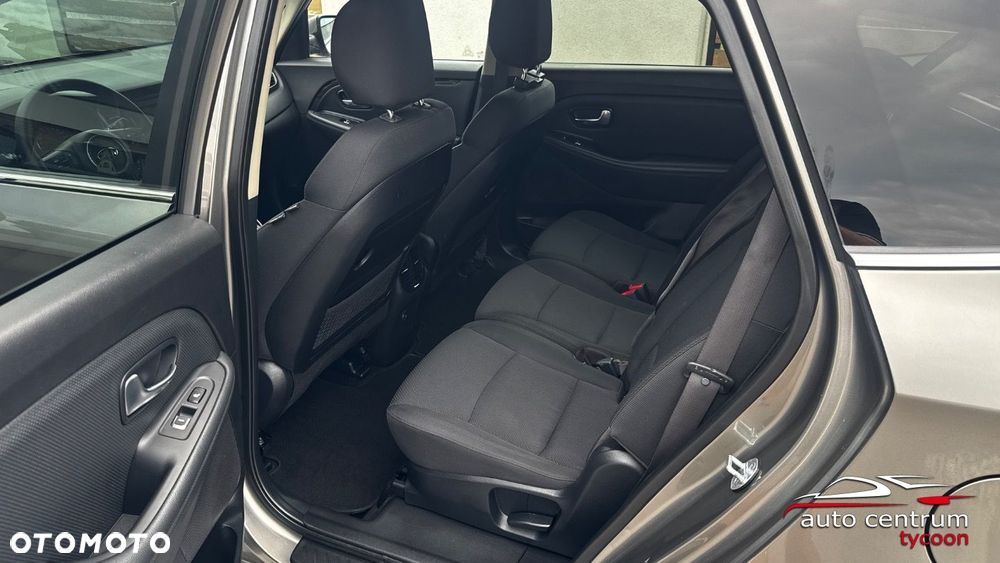 Kia Carens - 25
