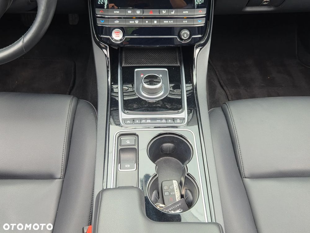 Jaguar XE 2.0 T Prestige - 18