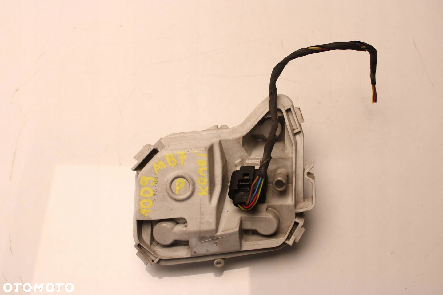 WKŁAD LAMPY GNIAZDO ŻARÓWEK PRAWY TYŁ AUDI A4 B7 KOMBI 484062R - 2