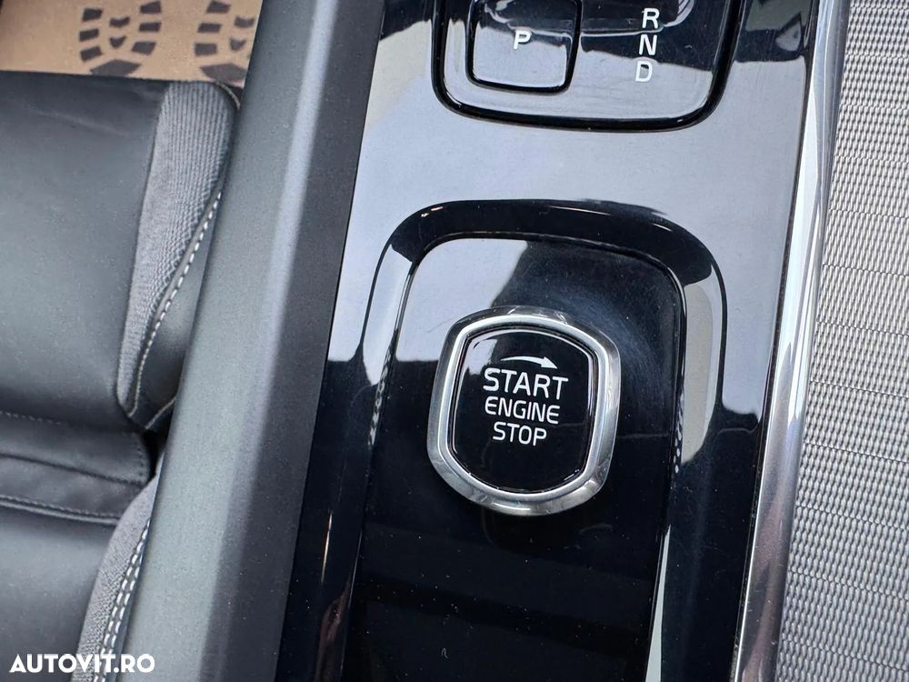 Volvo XC 60 B5 MHEV AT8 AWD Momentum Pro - 16