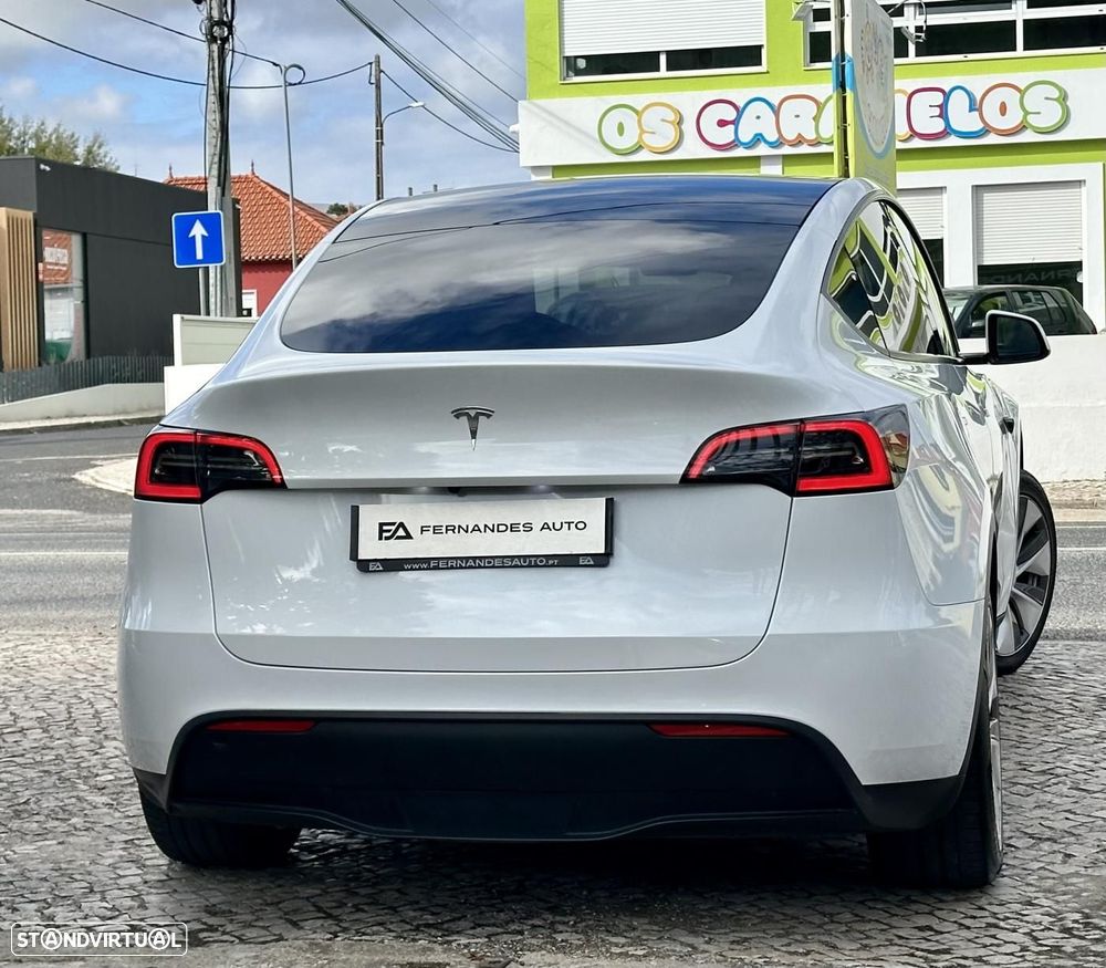Tesla Model Y foto 2