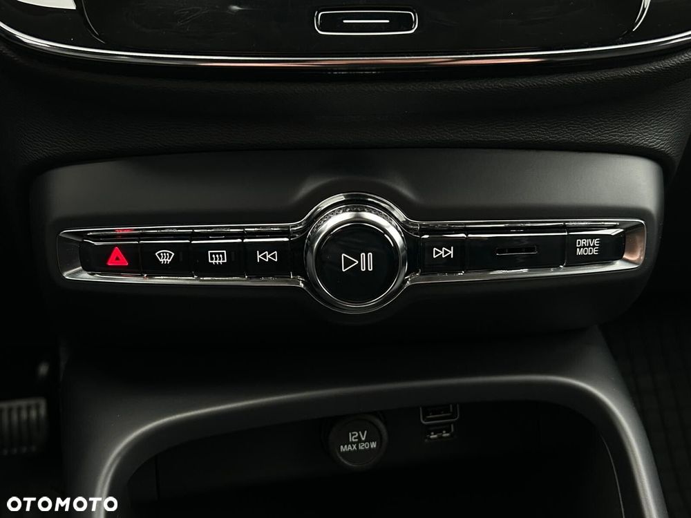 Volvo XC 40 T3 Momentum Pro - 24