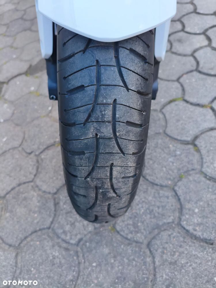 Suzuki GSR - 15
