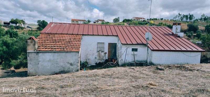 Moradia inserida em terreno de 3.700 m². - Grande imagem: 5/12
