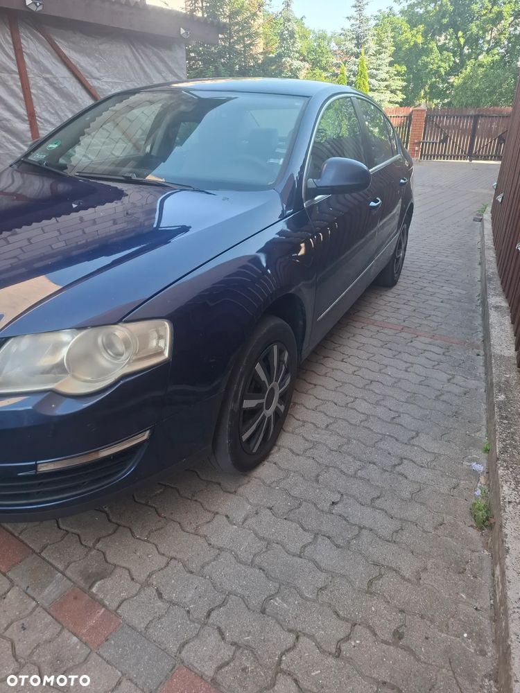 Volkswagen Passat 1.6 FSI Comfortline - 2
